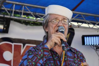 Řidič má tvrdý chléb. „Starej Voda“ nazpíval hymnu šoférů, Vyčítal si z ní udělal legraci - Médium.cz